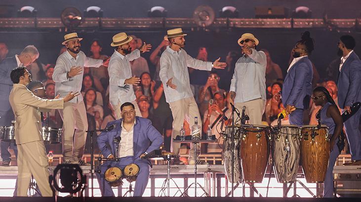 Bad Bunny çılgınlığı Konserine on binlerce kişi katıldı