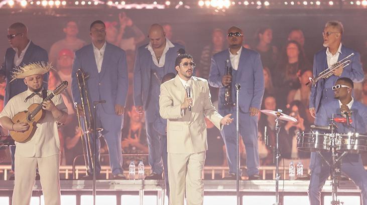 Bad Bunny çılgınlığı Konserine on binlerce kişi katıldı