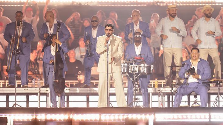 Bad Bunny çılgınlığı Konserine on binlerce kişi katıldı