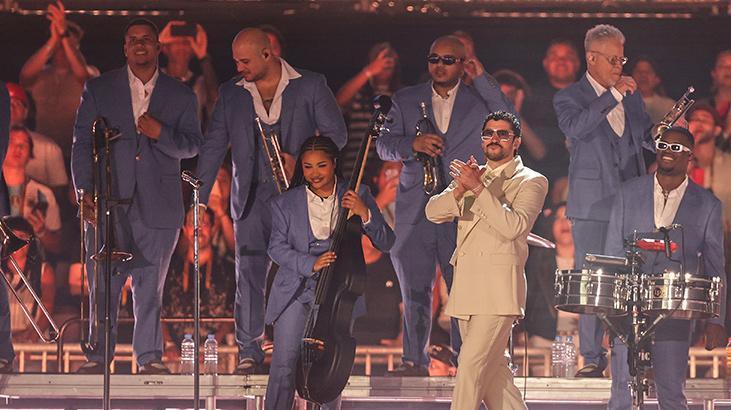 Bad Bunny çılgınlığı Konserine on binlerce kişi katıldı