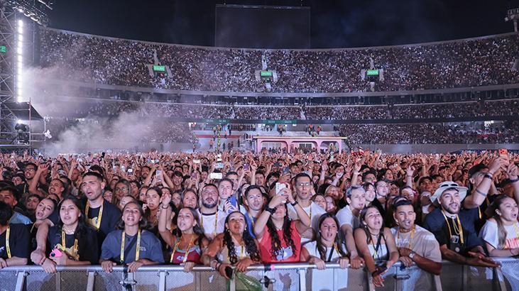 Bad Bunny çılgınlığı Konserine on binlerce kişi katıldı