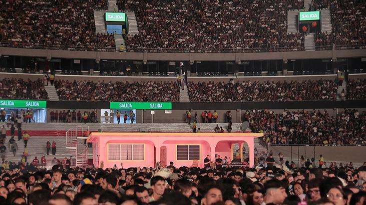 Bad Bunny çılgınlığı Konserine on binlerce kişi katıldı