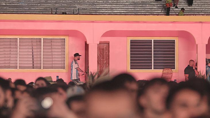 Bad Bunny çılgınlığı Konserine on binlerce kişi katıldı