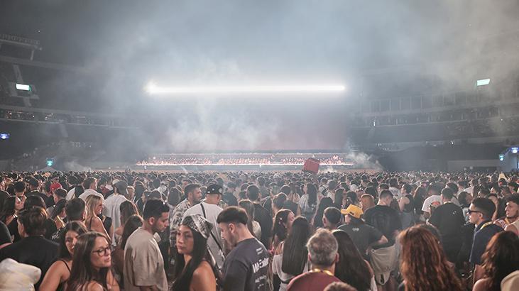 Bad Bunny çılgınlığı Konserine on binlerce kişi katıldı