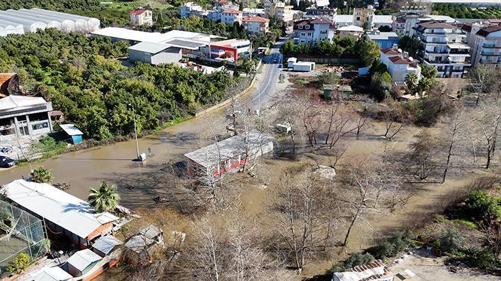 Antalyada Dimçayı taştı, site sular altında kaldı