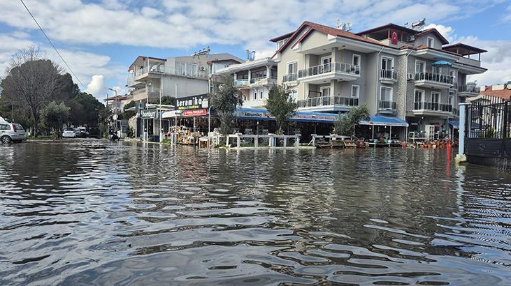 Köyceğiz Gölü taştı, vatandaşlar sokaklarda kanolarla gezdi