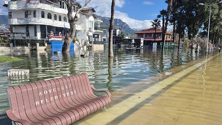 Köyceğiz Gölü taştı, vatandaşlar sokaklarda kanolarla gezdi