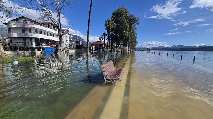 Köyceğiz Gölü taştı, vatandaşlar sokaklarda kanolarla gezdi
