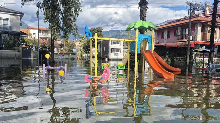 Köyceğiz Gölü taştı, vatandaşlar sokaklarda kanolarla gezdi