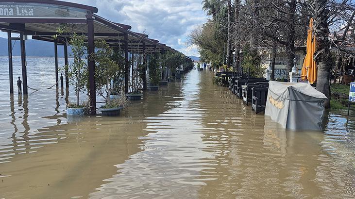 Köyceğiz Gölü taştı, vatandaşlar sokaklarda kanolarla gezdi
