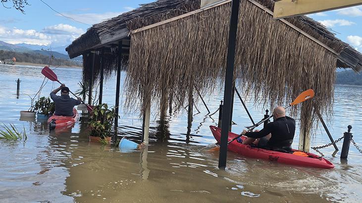 Köyceğiz Gölü taştı, vatandaşlar sokaklarda kanolarla gezdi