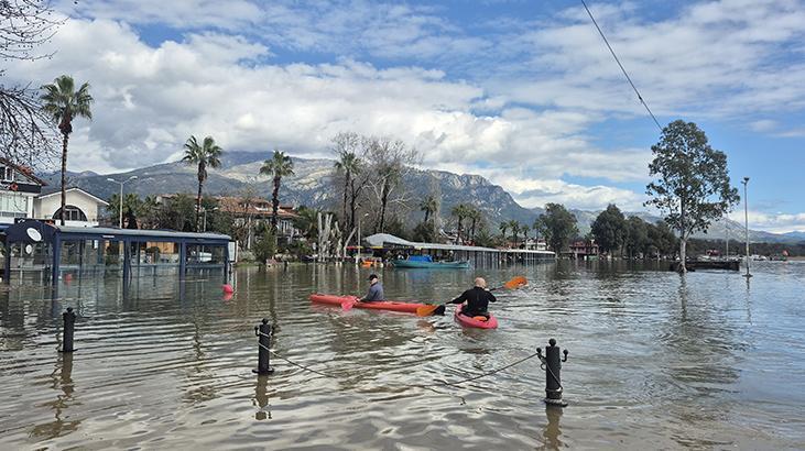 Köyceğiz Gölü taştı, vatandaşlar sokaklarda kanolarla gezdi