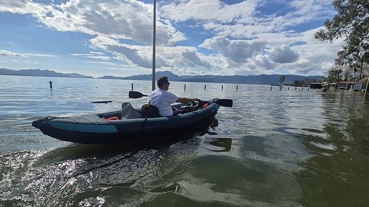 Köyceğiz Gölü taştı, vatandaşlar sokaklarda kanolarla gezdi