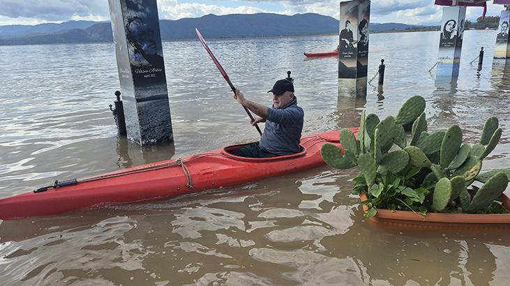Köyceğiz Gölü taştı, vatandaşlar sokaklarda kanolarla gezdi