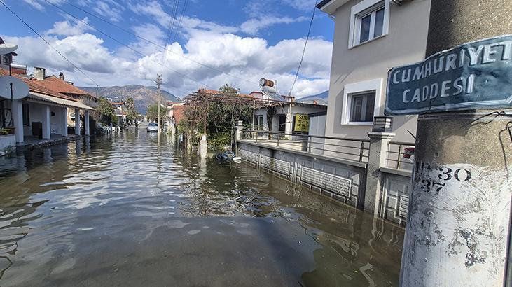 Köyceğiz Gölü taştı, vatandaşlar sokaklarda kanolarla gezdi