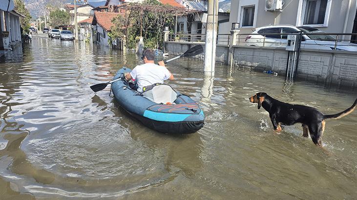 Köyceğiz Gölü taştı, vatandaşlar sokaklarda kanolarla gezdi