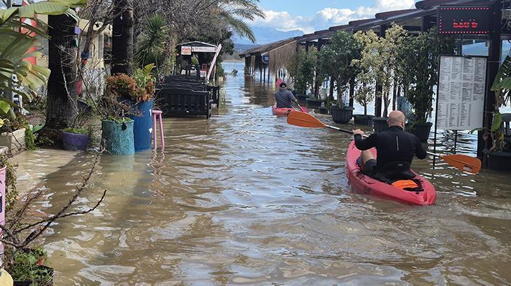 Köyceğiz Gölü taştı, vatandaşlar sokaklarda kanolarla gezdi