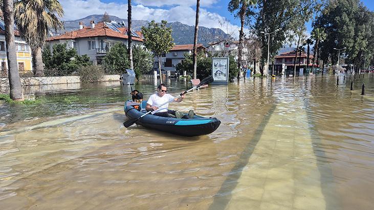 Köyceğiz Gölü taştı, vatandaşlar sokaklarda kanolarla gezdi