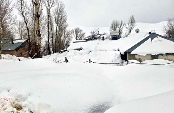 Evler kara gömüldü Kar 2 metreyi aştı: Onlarca köyle ulaşım tamamen durdu