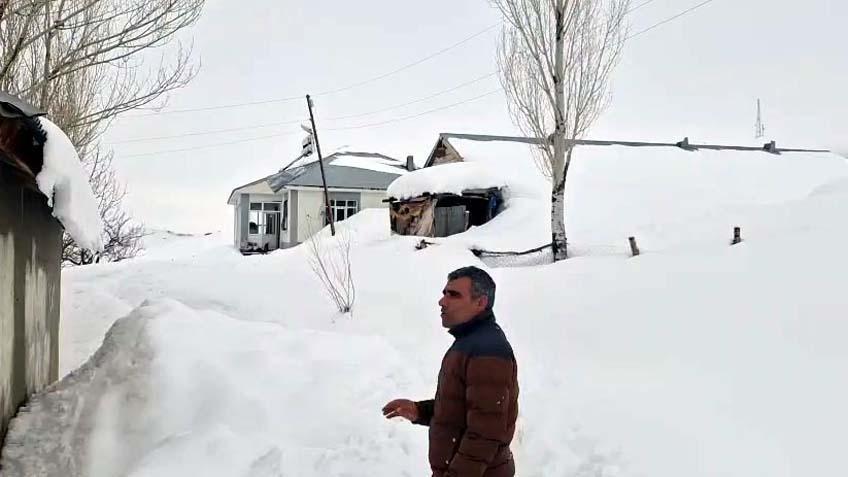 Evler kara gömüldü Kar 2 metreyi aştı: Onlarca köyle ulaşım tamamen durdu