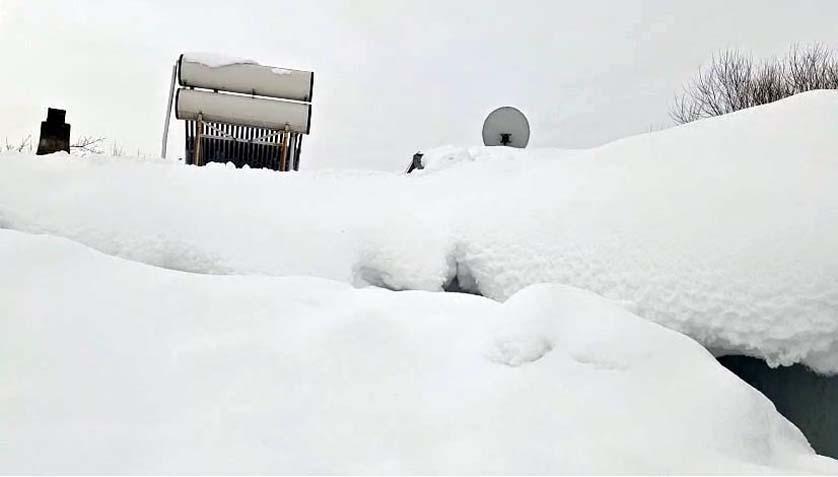 Evler kara gömüldü Kar 2 metreyi aştı: Onlarca köyle ulaşım tamamen durdu