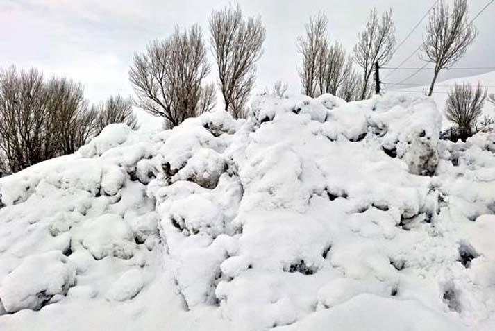 Evler kara gömüldü Kar 2 metreyi aştı: Onlarca köyle ulaşım tamamen durdu
