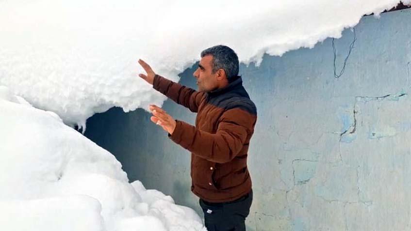 Evler kara gömüldü Kar 2 metreyi aştı: Onlarca köyle ulaşım tamamen durdu