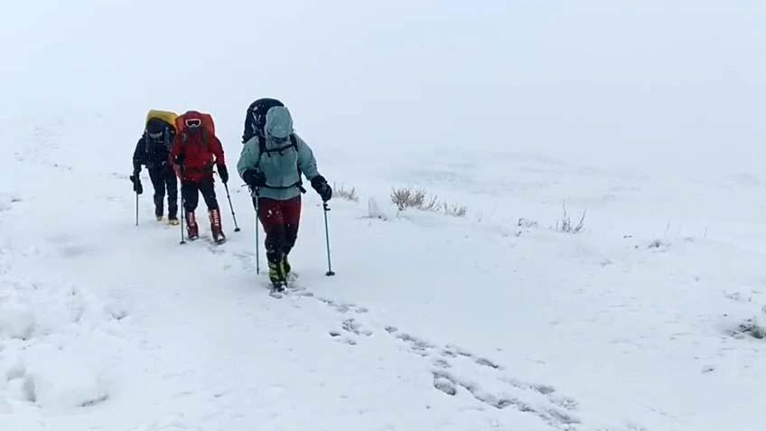 Evler kara gömüldü Kar 2 metreyi aştı: Onlarca köyle ulaşım tamamen durdu
