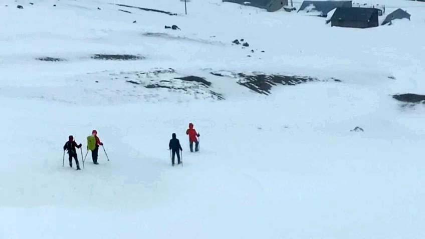 Evler kara gömüldü Kar 2 metreyi aştı: Onlarca köyle ulaşım tamamen durdu
