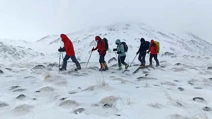 Evler kara gömüldü Kar 2 metreyi aştı: Onlarca köyle ulaşım tamamen durdu