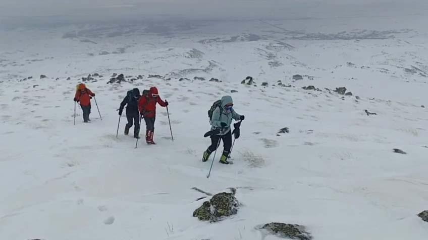 Evler kara gömüldü Kar 2 metreyi aştı: Onlarca köyle ulaşım tamamen durdu