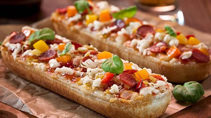 Bayat ekmeklerden pizza yapılıyormuş Kahvaltıya ve çaya hazır: Sosla-süsle-pişir