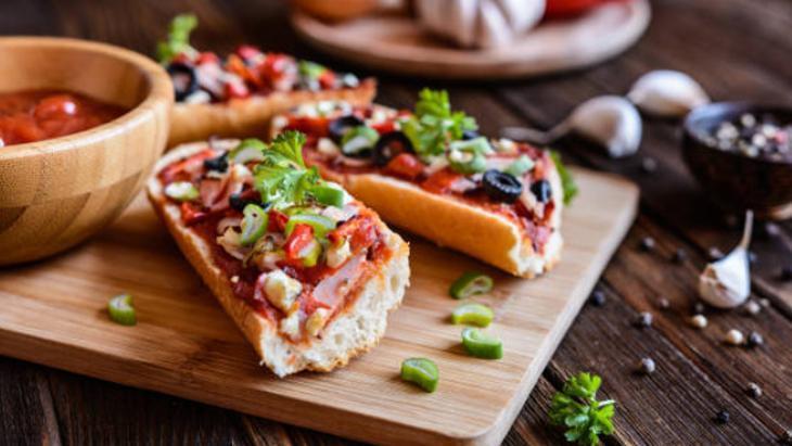 Bayat ekmeklerden pizza yapılıyormuş Kahvaltıya ve çaya hazır: Sosla-süsle-pişir