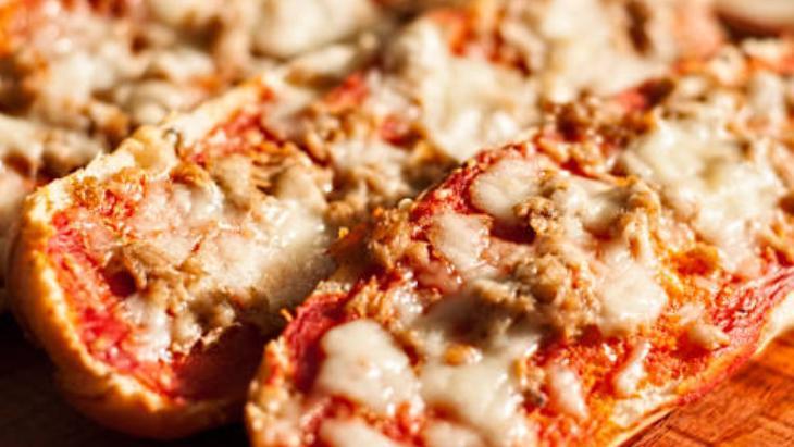 Bayat ekmeklerden pizza yapılıyormuş Kahvaltıya ve çaya hazır: Sosla-süsle-pişir