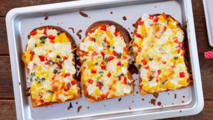 Bayat ekmeklerden pizza yapılıyormuş Kahvaltıya ve çaya hazır: Sosla-süsle-pişir