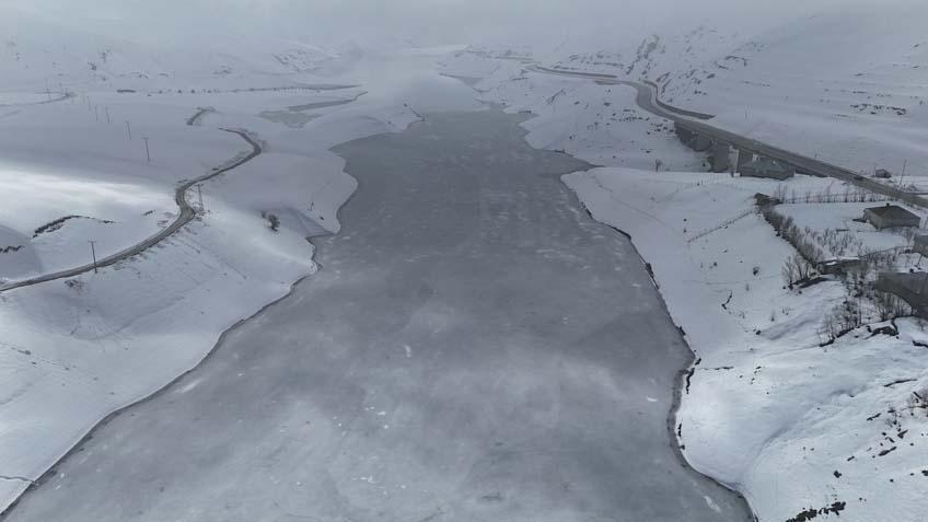 Evler kara gömüldü Kar 2 metreyi aştı: Onlarca köyle ulaşım tamamen durdu