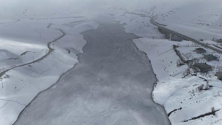 DİLİMLİ BARAJ GÖLÜ’NÜN YÜZEYİ KISMEN BUZ TUTTU