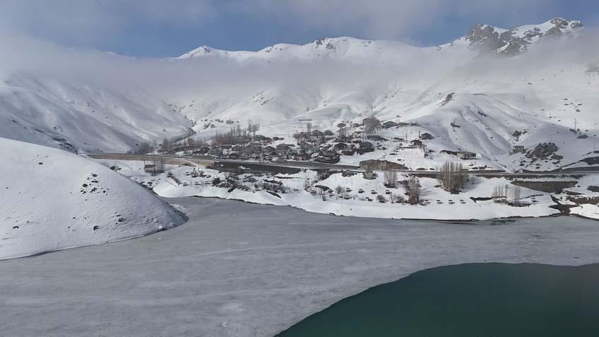 Evler kara gömüldü Kar 2 metreyi aştı: Onlarca köyle ulaşım tamamen durdu
