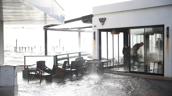 Kordonda da şiddetli fırtına nedeniyle deniz taştı