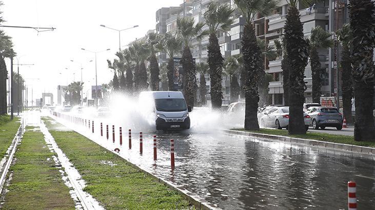İzmirde fırtına nedeniyle deniz taştı