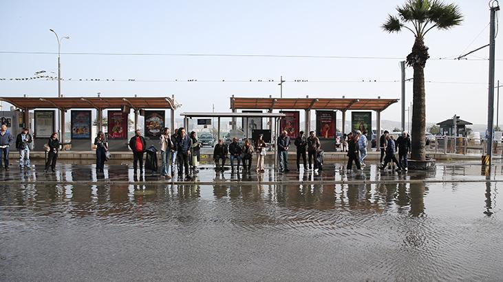 İzmirde fırtına nedeniyle deniz taştı