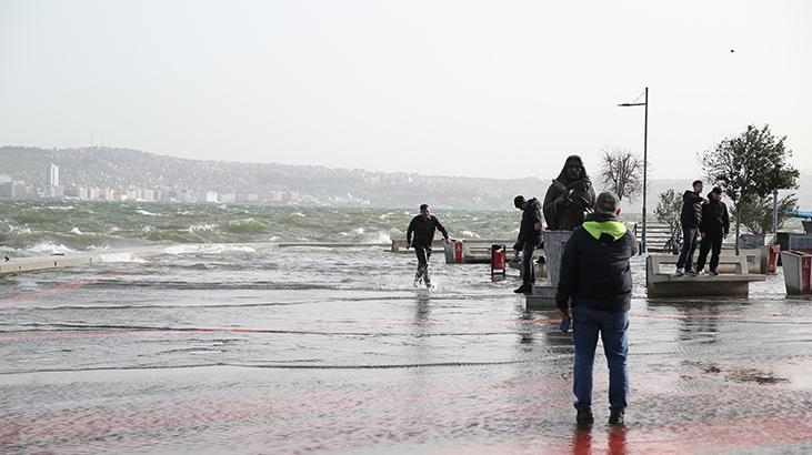 İzmirde fırtına nedeniyle deniz taştı