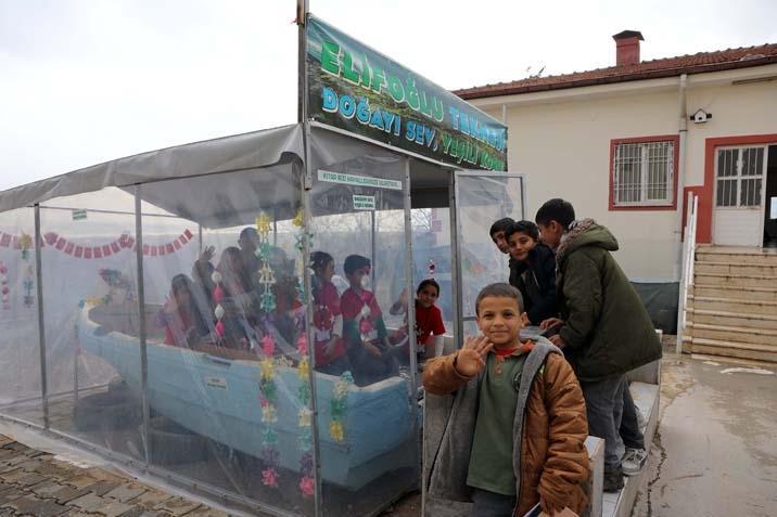 Fırat Nehri’nden okul bahçesine Müdür onardı, öğrenciler hayran kaldı: Teneffüsü dört gözler bekliyorlar