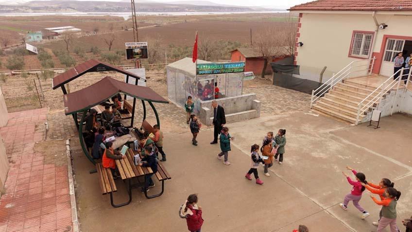 Fırat Nehri’nden okul bahçesine Müdür onardı, öğrenciler hayran kaldı: Teneffüsü dört gözler bekliyorlar