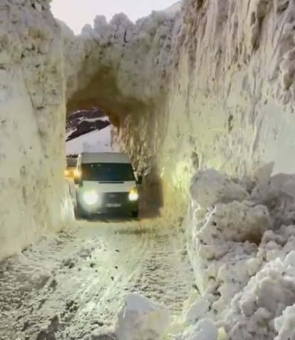 Kar kalınlığı 2 insan boyunun aştı Eve gidebilmek için tünel kazıp yol yaptılar Kar kalınlığı 2 insan boyunun aştı Eve gidebilmek için tünel kazıp yol yaptılar