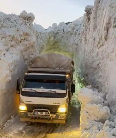 Kar kalınlığı 2 insan boyunun aştı Eve gidebilmek için tünel kazıp yol yaptılar Kar kalınlığı 2 insan boyunun aştı Eve gidebilmek için tünel kazıp yol yaptılar