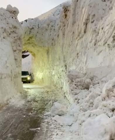 Kar kalınlığı 2 insan boyunun aştı Eve gidebilmek için tünel kazıp yol yaptılar Kar kalınlığı 2 insan boyunun aştı Eve gidebilmek için tünel kazıp yol yaptılar