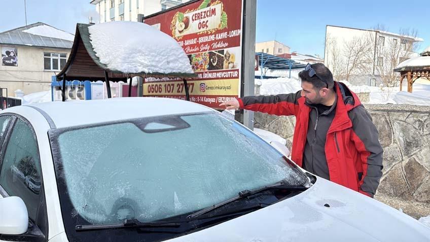 Kar kalınlığı 2 insan boyunun aştı Eve gidebilmek için tünel kazıp yol yaptılar Kar kalınlığı 2 insan boyunun aştı Eve gidebilmek için tünel kazıp yol yaptılar