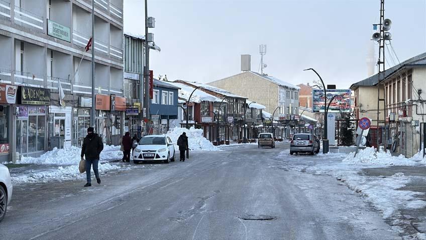 ARDAHAN-ŞAVŞAT KARA YOLUNDA KARLA MÜCADELE ARDAHAN-ŞAVŞAT KARA YOLUNDA KARLA MÜCADELE