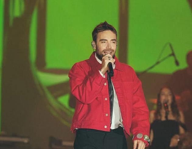 Murat Dalkılıç’ın konserinde pantolon krizi Annem altıma yaptığımı zannetmiş’